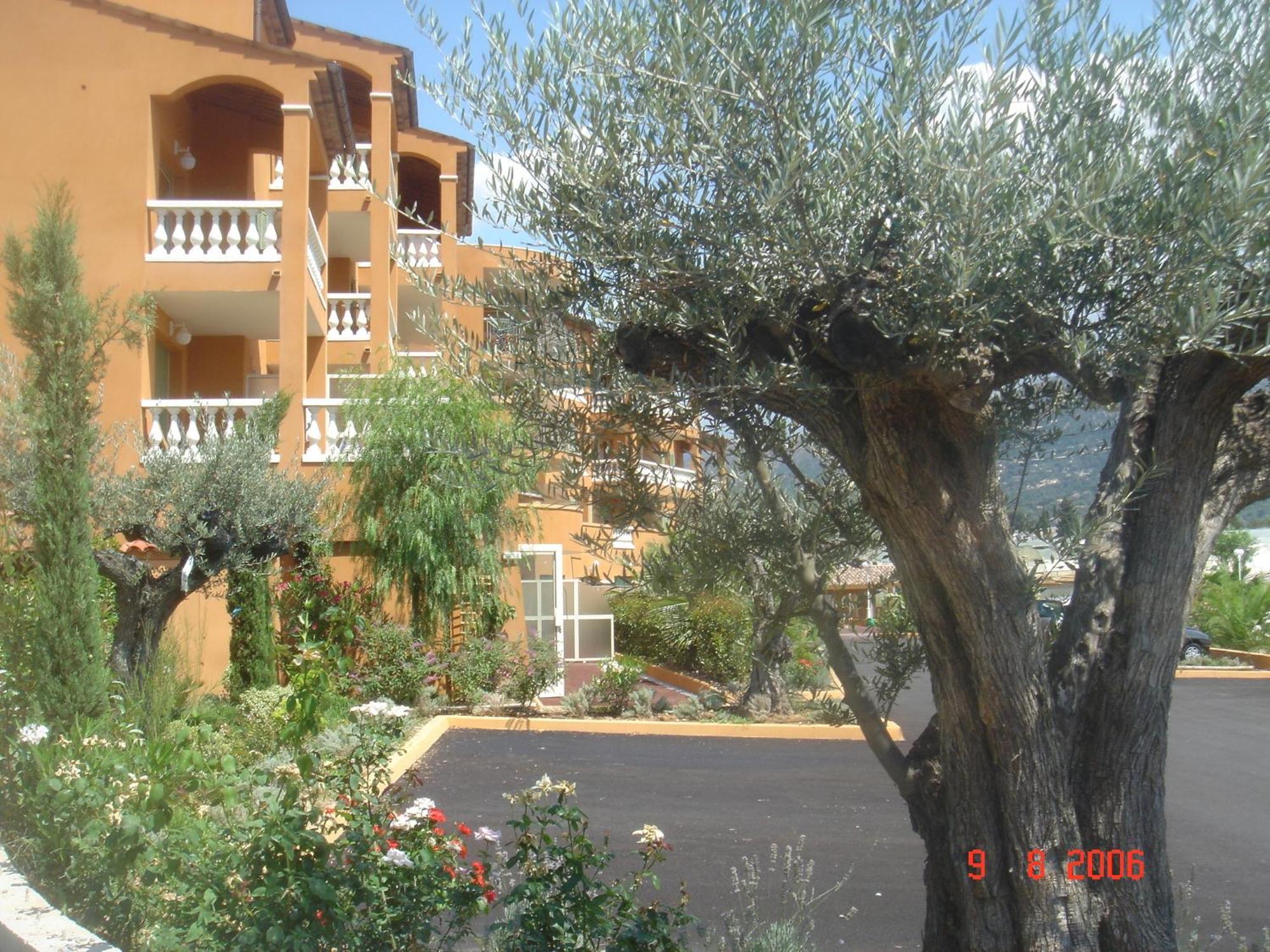 Appart Hotel Lou Castelet Carros Bagian luar foto